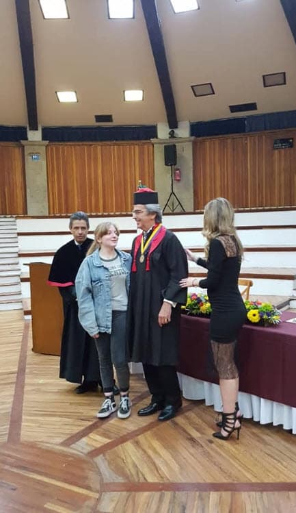Fue durante la ceremonia en la que su padrastro, Lorenzo Lazo, recibió "el grado de Doctor Honoris Causa del Instituto Interamericano de Investigación y Docencia en Derechos Humanos" que se dejó ver de buen humor.