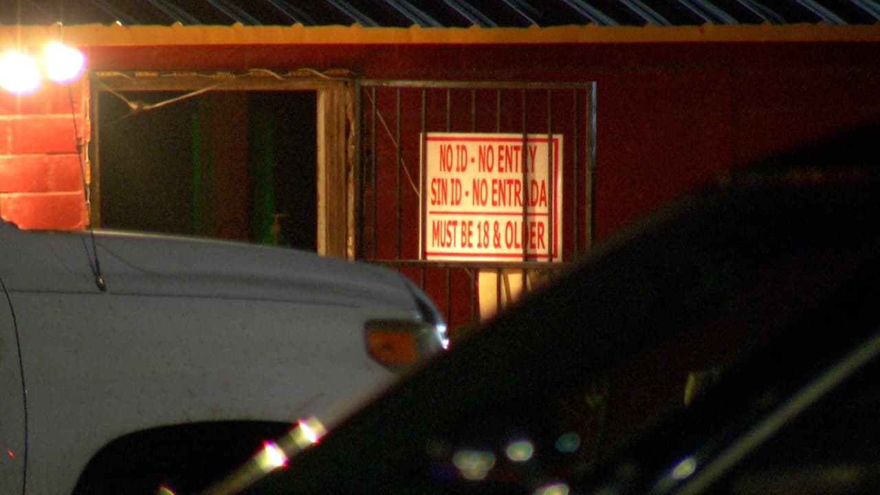 Ambos llegaron al bar armados y le dispararon a la víctima de 30 años. Huyeron en una camioneta color gris.