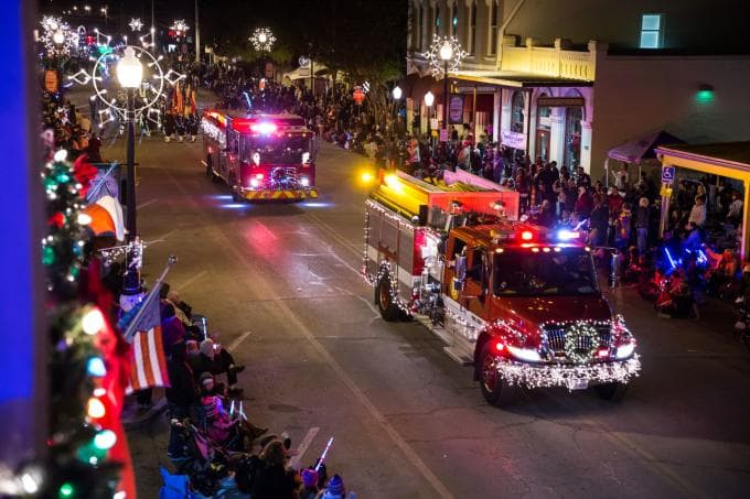 <b>Lost Pines Christmas</b> 
<br>
<b>Bastrop</b> 
<br>Bastrop es el hogar de una variedad de eventos festivos a solo 30 millas al este de Austin. El 14 de diciembre realizan el tradicional desfile de las más de 100 carrozas. También el temido Krampus visita la atracción embrujada durante tres fines de semana de diciembre en Twisted Christmas.