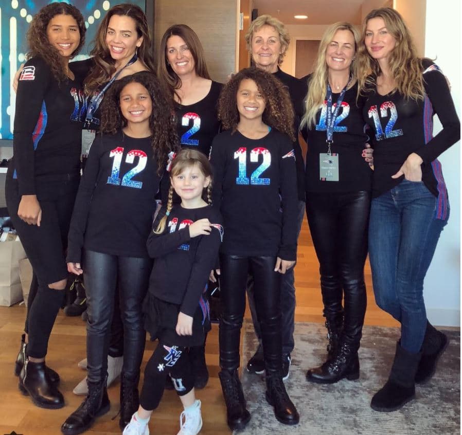 Gisele Bündchen, la esposa del mariscal de campo de los Patriotas de Nueva Inglaterra, Tom Brady, posteó esta fotografía donde amigas y familiares portaban el número del jugador, mostrándole así su apoyo.