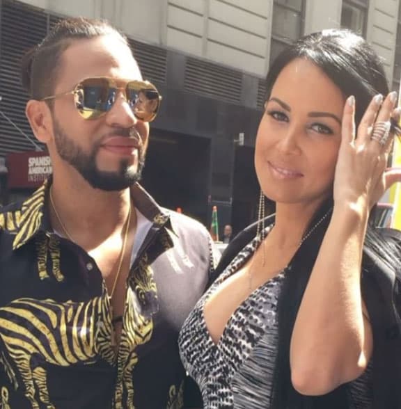 Henry Santos, ganador de 'Mira Quién Baila', junto a su novia Giselle Mendez, presumiendo su embarazo.