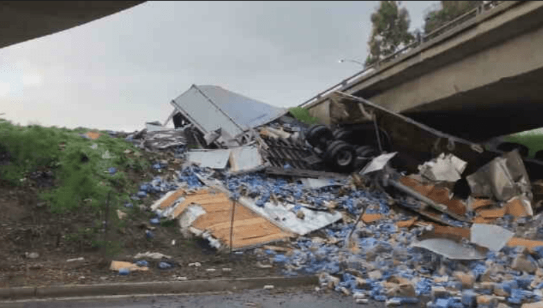 Volcamiento de camión repleto de cervezas cierra obligó el cierre de la rampa de acceso a la autopista 10 en West Covina esta mañana.