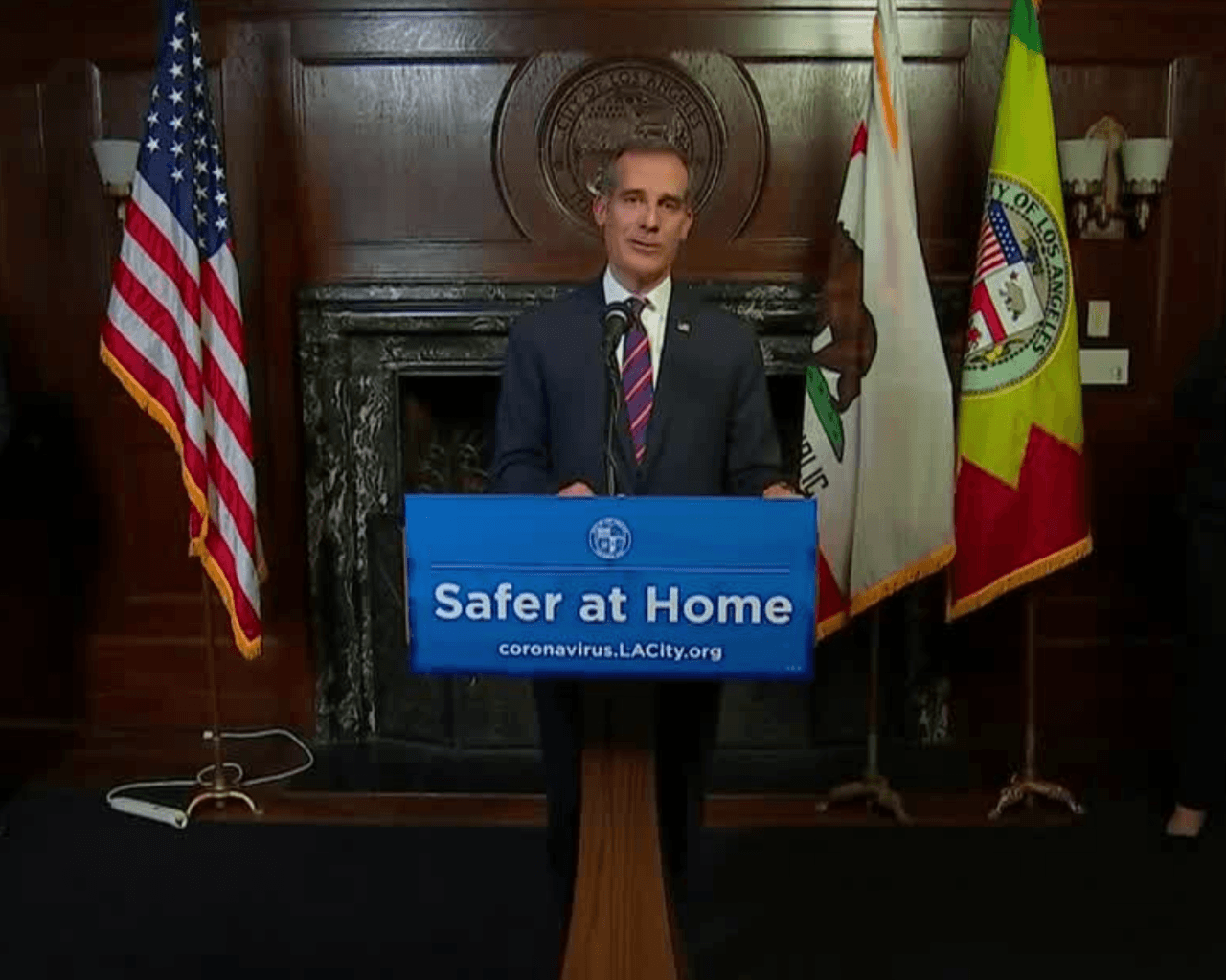 Por su parte, el alcalde Eric Garcetti ordenó el uso de mascarillas para regulares para todos los empleados esenciales, a partir de este viernes 10 de abril.