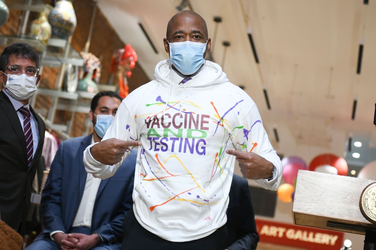 Critican a Adams por decir que los trabajadores esenciales son “poco cualificados”