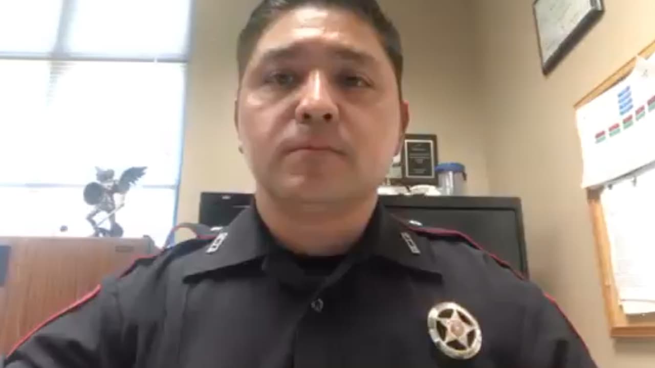 Al llegar a la vivienda, los oficiales encontraron a una mujer mayor que indicó que estaba bien. Sin embargo, durante la conversación los uniformados se dieron cuenta de que la mujer no tenía
<b><a href="https://www.univision.com/local/houston-kxln/extienden-plazo-para-solicitar-285-en-ayuda-alimentaria-a-las-familias-del-hisd">alimentos</a></b> en la casa y que no había comido en varios días.
<br>