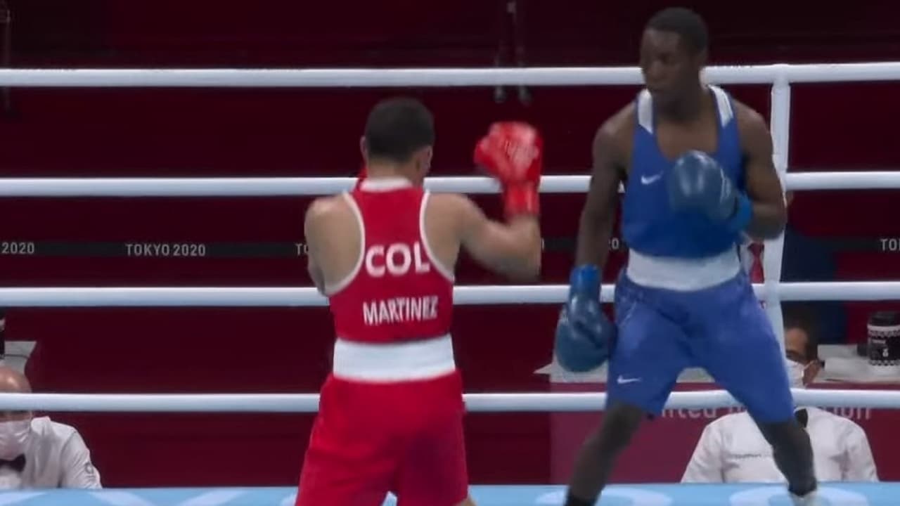 Boxeador de Colombia tuvo que pelear con uniforme prestado
