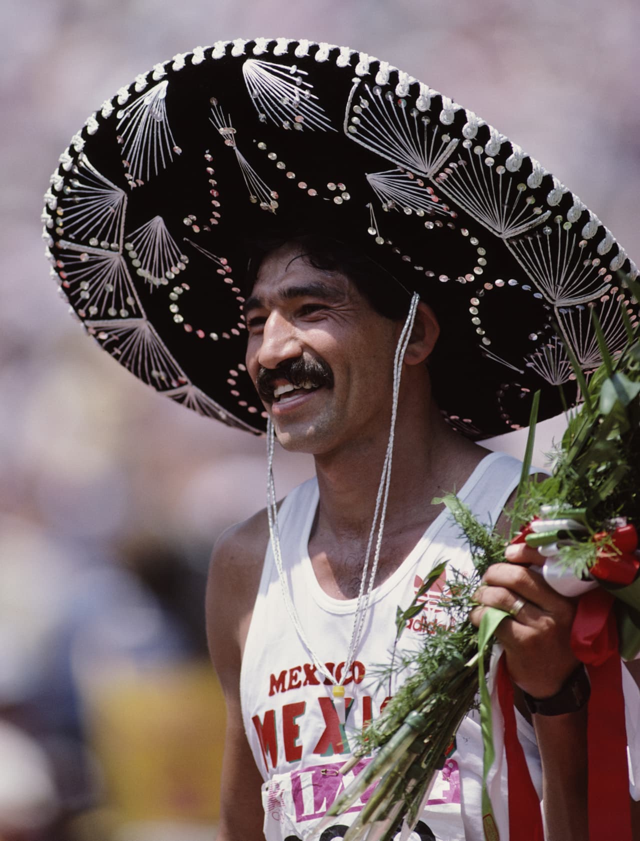 <b>Una marcha histórica:</b>
<br>
<br>La victoria del mexicano Raúl González Rodríguez en los 50 kilómetros de marcha olímpica en Los Ángeles 1984
<a href="https://www.marca.com/claro-mx/juegos-olimpicos/2020/11/21/5fb854ade2704e85618b45d4.html"><u>es uno de los momentos más recordados de la historia de los Juegos</u></a>, tanto en México como en todo el mundo.
<br>
<br>Rodríguez ganó esta medalla de oro con un desempeño impresionante. Los 50 kilómetros es la prueba más extrema y exigente de ese deporte y el mexicano cruzó la meta casi seis minutos antes que quien arribó en segundo lugar.
