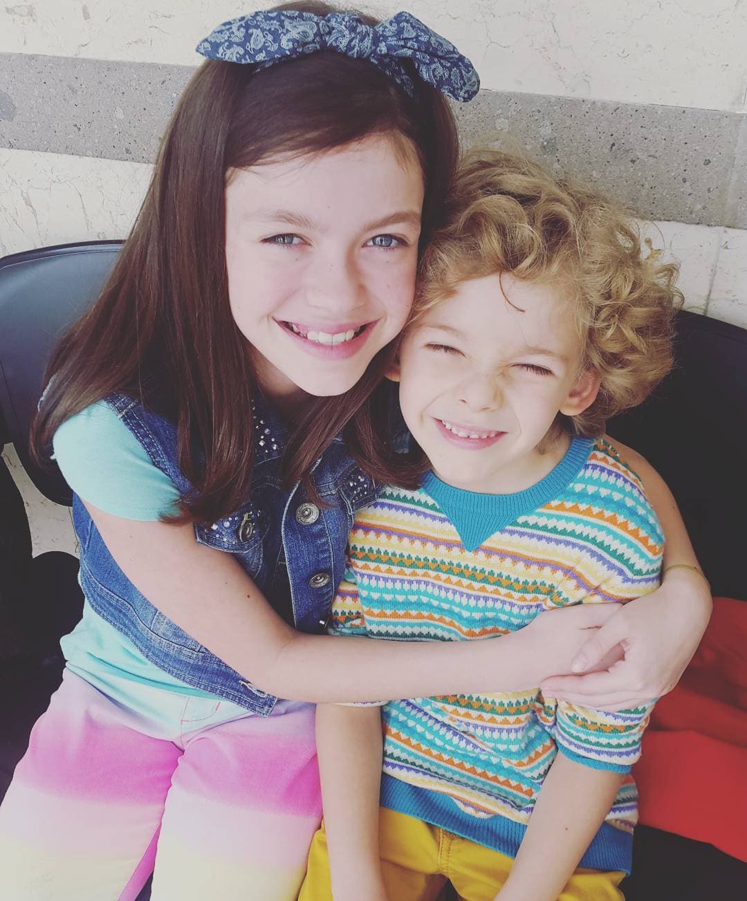 La actriz también siente mucho cariño por algunos de sus compañeros de escena, cuando se encontró al actor infantil Diego Escalona, con quien trabajó en la telenovela 'Mi corazón es tuyo', de inmediato lo abrazó. "¡Dieguito! Ojalá trabajemos juntos una vez más. Me dio gusto volverte a ver. ¡Eres un niño hermoso!" escribió junto a esta imagen.