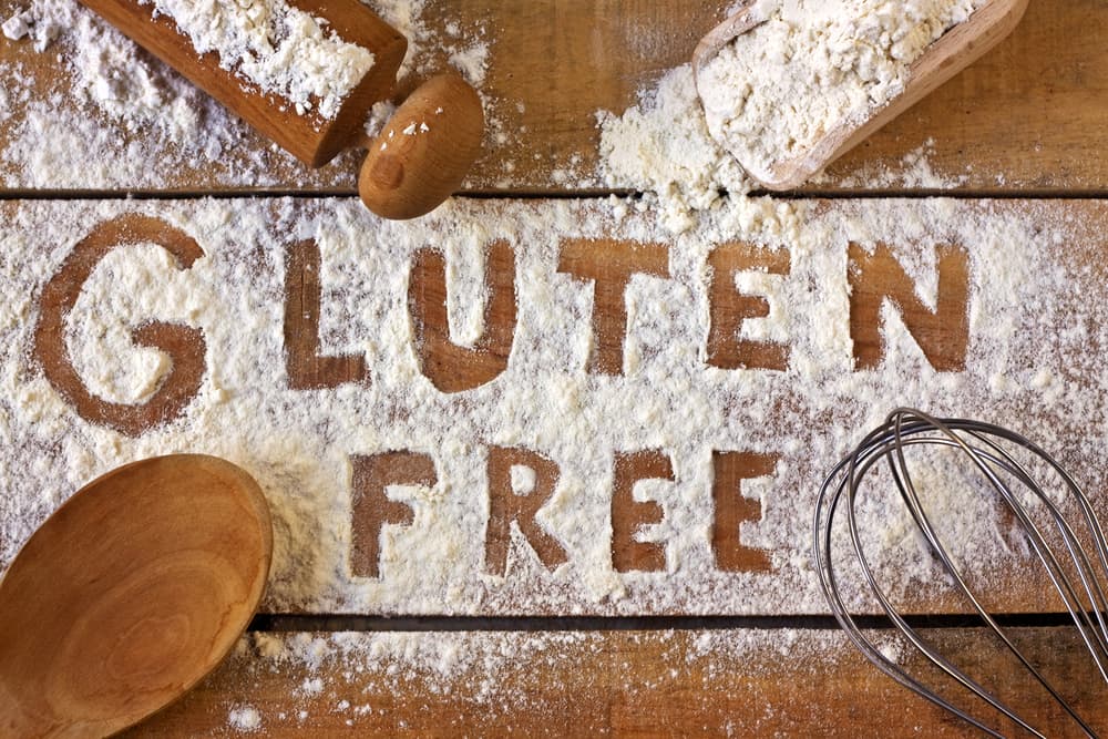 Todos hablan del gluten, pero realmente sabes qué es, para que puedas entender más del tema te damos a conocer los mitos y verdades sobre el ingrediente. El gluten se encuentra en todas las formas del trigo y cereales derivados de éste como la cebada, el centeno y el triticale, este último es un cereal híbrido que procede del cruzamiento entre trigo y centeno.