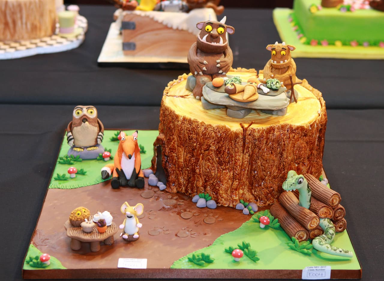 La competencia de pasteles mundial, Cake International, exhibió pasteles que llevan la decoración culinaria a lugares inesperados, con repostería en forma de personajes de películas, pájaros, perros y hasta un bebé. El show se llevará a cabo del 17 al 19 de marzo en Birmingham, Inglaterra.