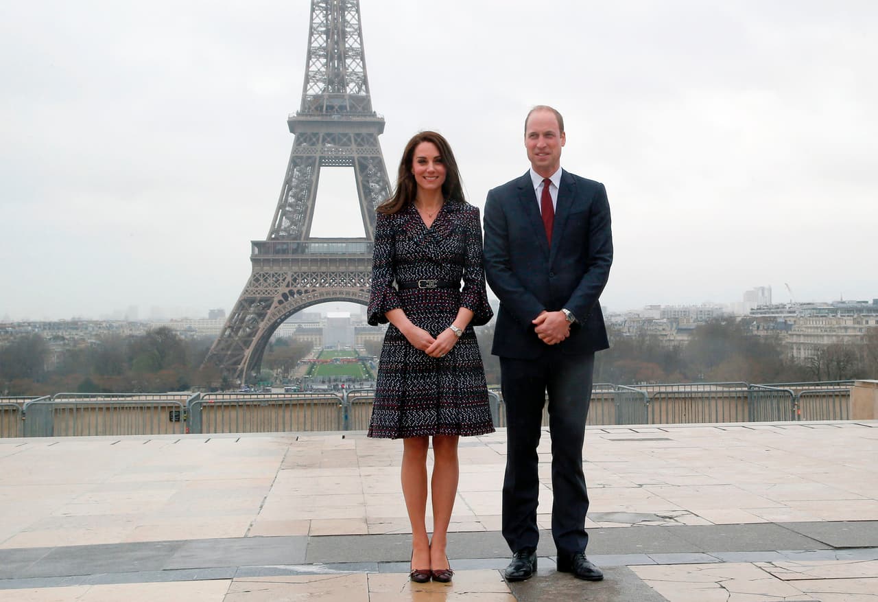 <b>Kate: Día 2. Visita al Museo d’Orsay </b>
<br>Para un día de actividades culturales, Kate eligió un impresionante abrigo a la medida de la casa francesa Chanel. La pieza de tweet en rojo, negro y blanco pertenecía a la colección P/V 2017 ($10,300). Lo completó con un
<u><a href="https://www.chanel.com/en_AU/fashion/p/bel/A77803Y11381/A77803Y1138194305/leather-belt-calfskin-gold-metal-black.html">cinturón con monograma</a></u> de la misma marca ($850) y
<u><a href="https://www.net-a-porter.com/us/en/product/570233/tods/fringed-leather-pumps">pumps de Tod's</a></u> con flecos ($193.50).
<br>