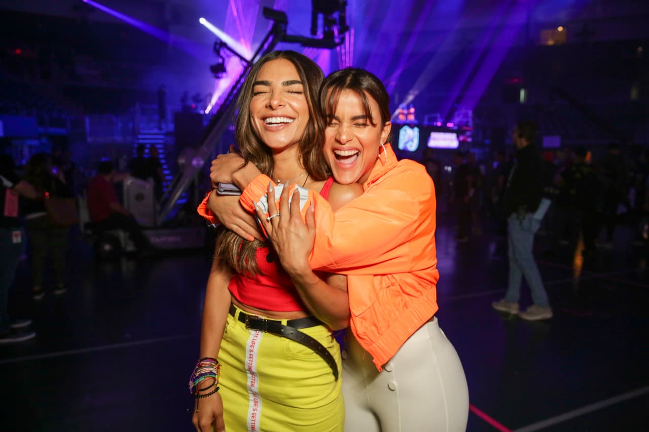 Clari se acercó a Alejandra Espinoza y la fundió en un abrazo. Alejandra la recibió gustosa.