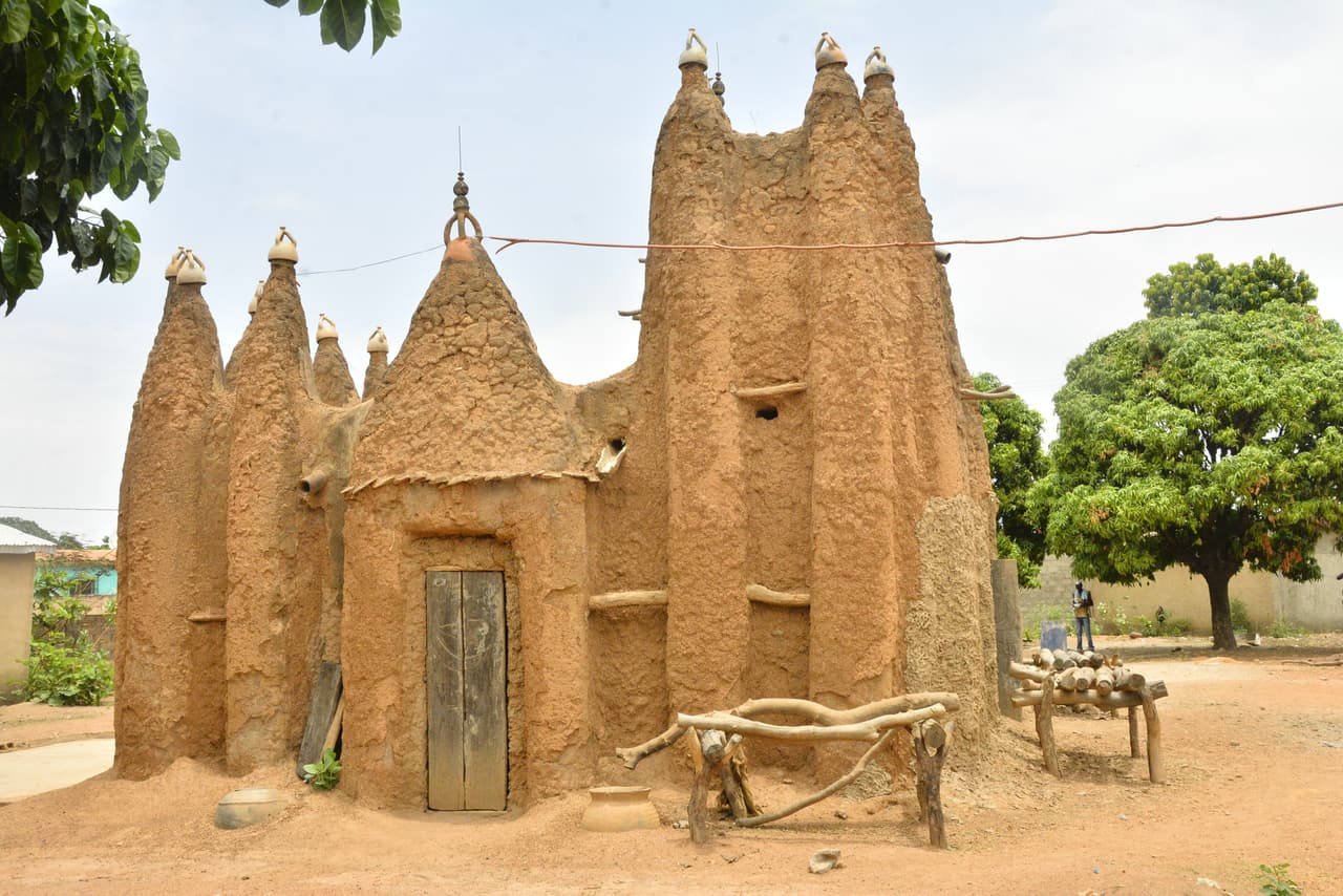<b>Mezquitas de estilo sudanés, Costa de Marfil</b>
<br>
<br>Ocho pequeñas mezquitas de adobe al norte de Costa de Marfil representan una muestra de un antiguo estilo arquitectónico desarrollado por el imperio de Mali, que prosperó al norte de África hace 500 años.
<br>
<br>El estilo sudanés distintivo de las mezquitas es un testimonio del comercio a través del desierto del Sahara, que facilitó la expansión del Islam y la cultura musulmana en el norte de África.