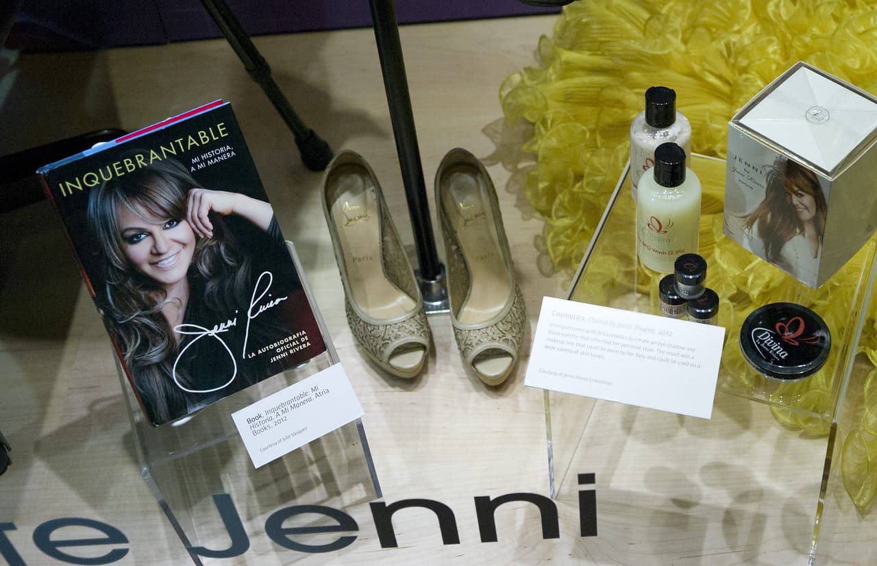 Además de tener una prolífica carrera musical, Jenni Rivera fue una exitosa empresaria. Hizo una marca con su nombre y se diversificó con zapatos, camisetas, jeans, ropa deportiva y una línea de productos cosméticos creada en mayo del 2012 en colaboración con BH Cosmetics.