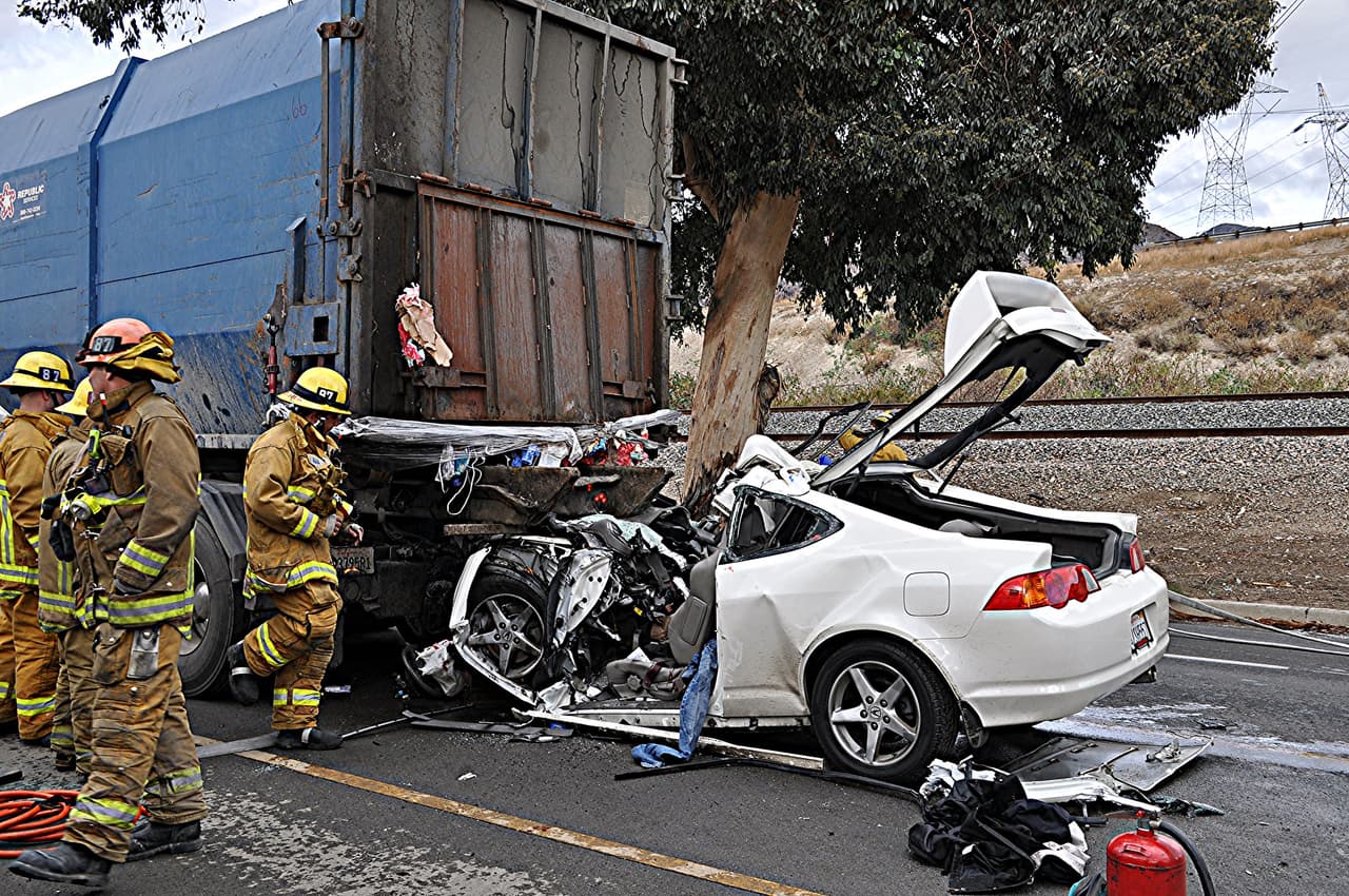 20 de noviembre: Un carro se estrelló contra la parte trasera de un camión de basura en Granada Hills enviando a tres hombres de 18 años al hospital. Dos de los tres murieron poco después.