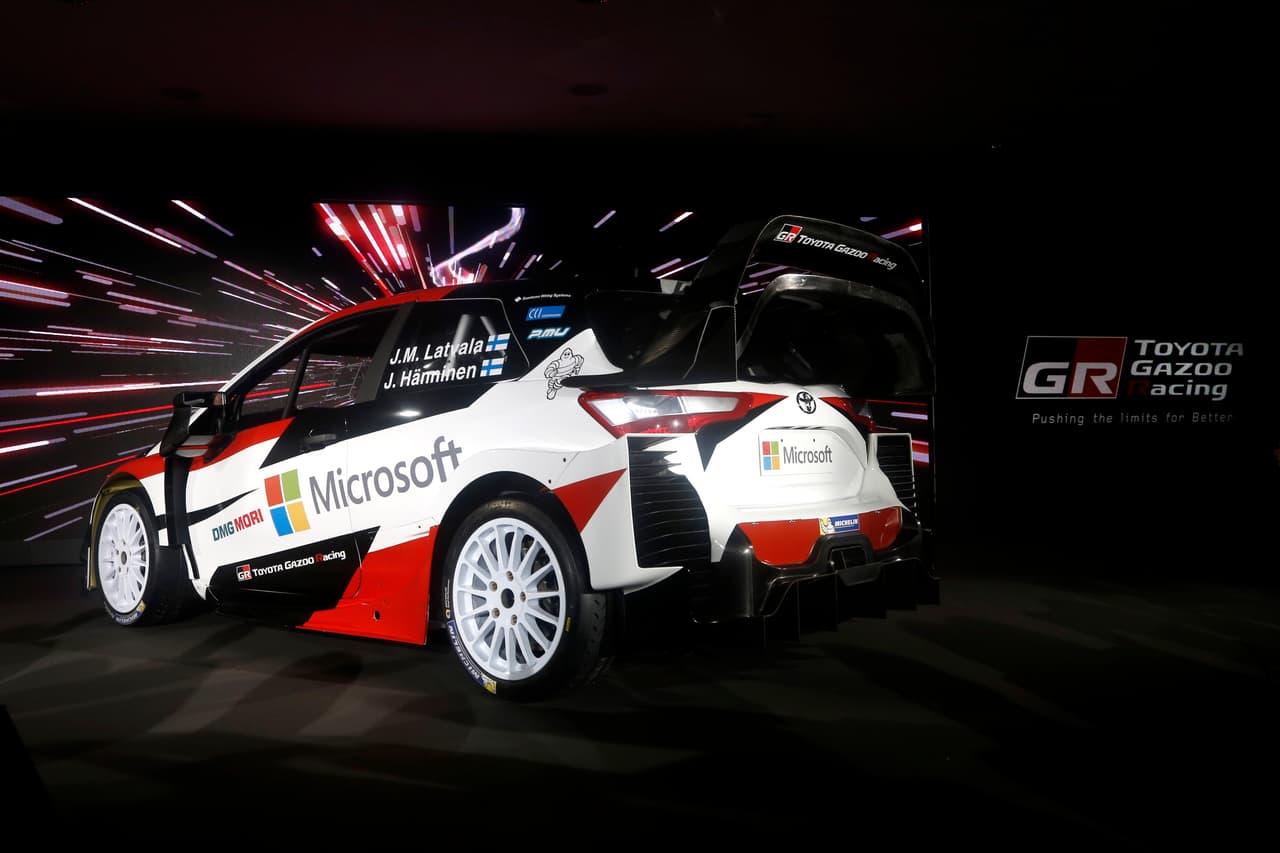La
<b>distancia entre ejes</b> del Yaris WRC es de
<b> 2,511 milímetros</b>, en tanto que por reglamento, el
<b>peso mínimo es de 1190 kilos</b>. Mide 4,085 milímetros de largo y 1,875 de ancho. Su ancho de ejes puede variar de acuerdo al tipo de terreno que enfrenta.