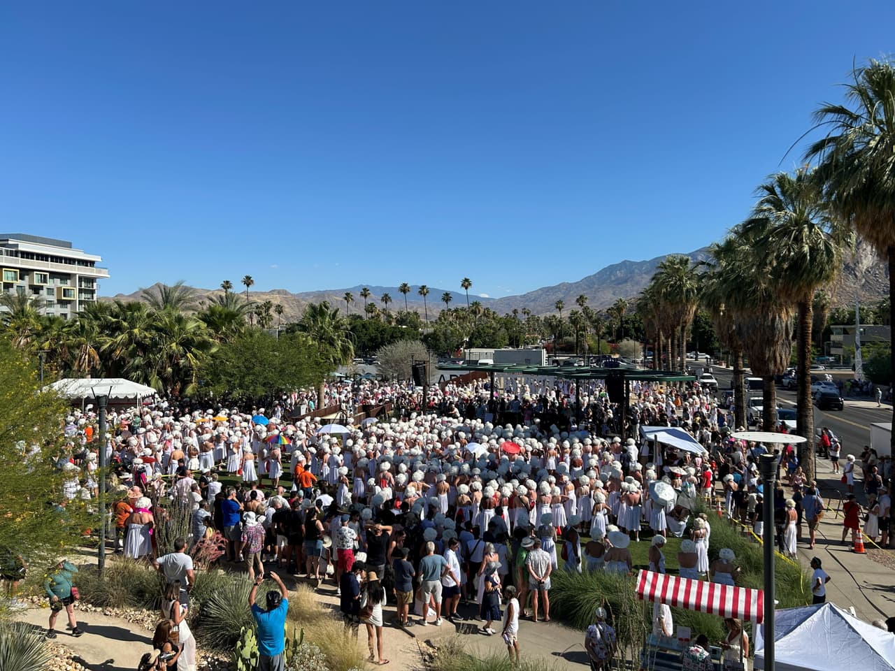 <b>Con 1,037 dobles de Marilyn Monroe</b>, en el 
<b>Dowtown Park de Palm Springs</b>, se rompió el récord mundial Guinness de personas vestidas igual que la inmortal leyenda del cine de oro hollywoodense.
<br>
<b><a href="https://www.guinnessworldrecords.com/world-records/102879-most-people-dressed-as-marilyn-monroe" target="_blank">¿Cuál era el récord anterior?</a> </b>Se estableció en Brighton, en el continente de 
<b>Australia, el 2 de febrero de 2020</b>, cuando se congregaron 
<b>254 dobles de Monroe</b>.