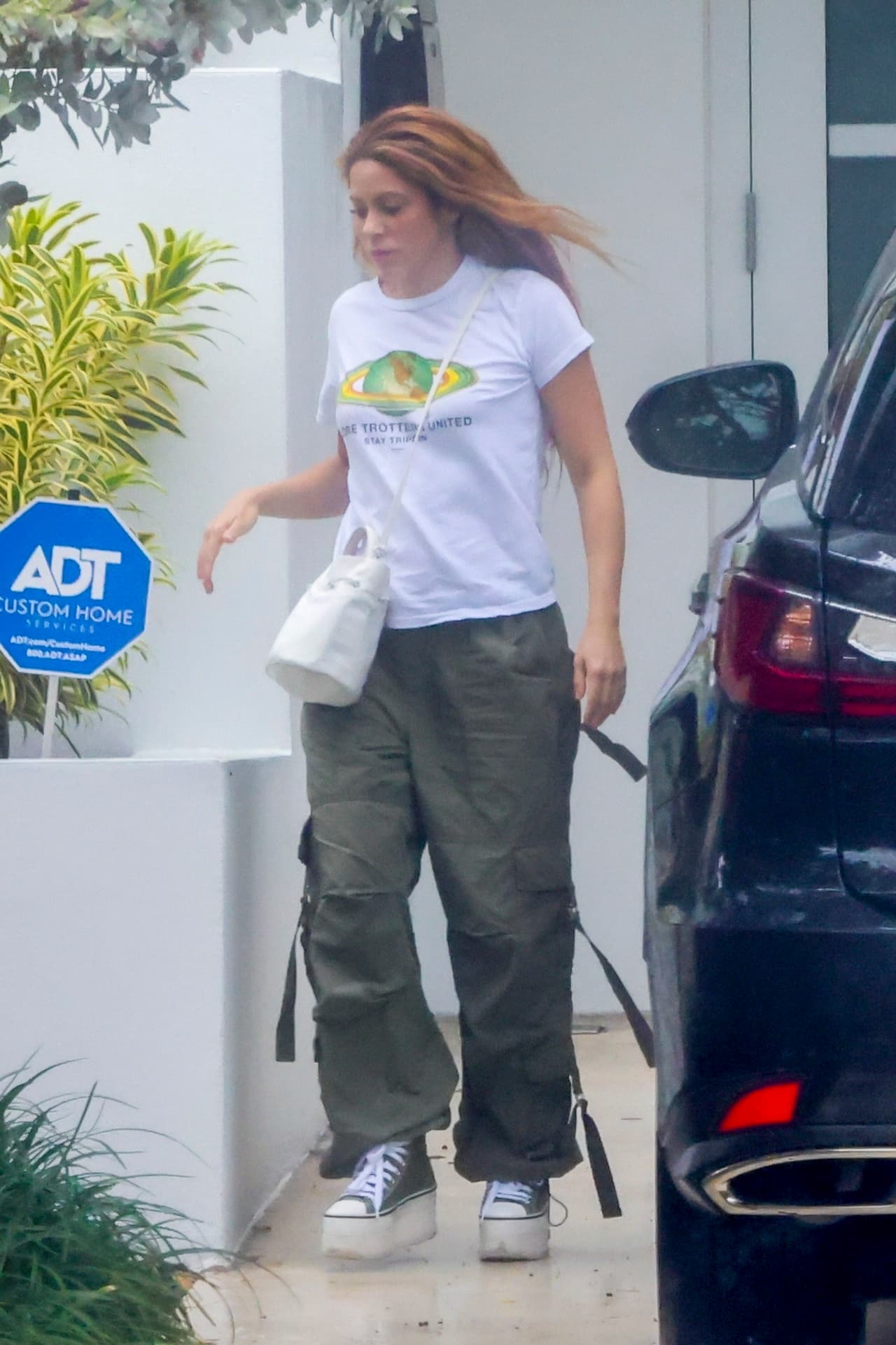 Shakira nuevamente visita propiedades en Miami.
