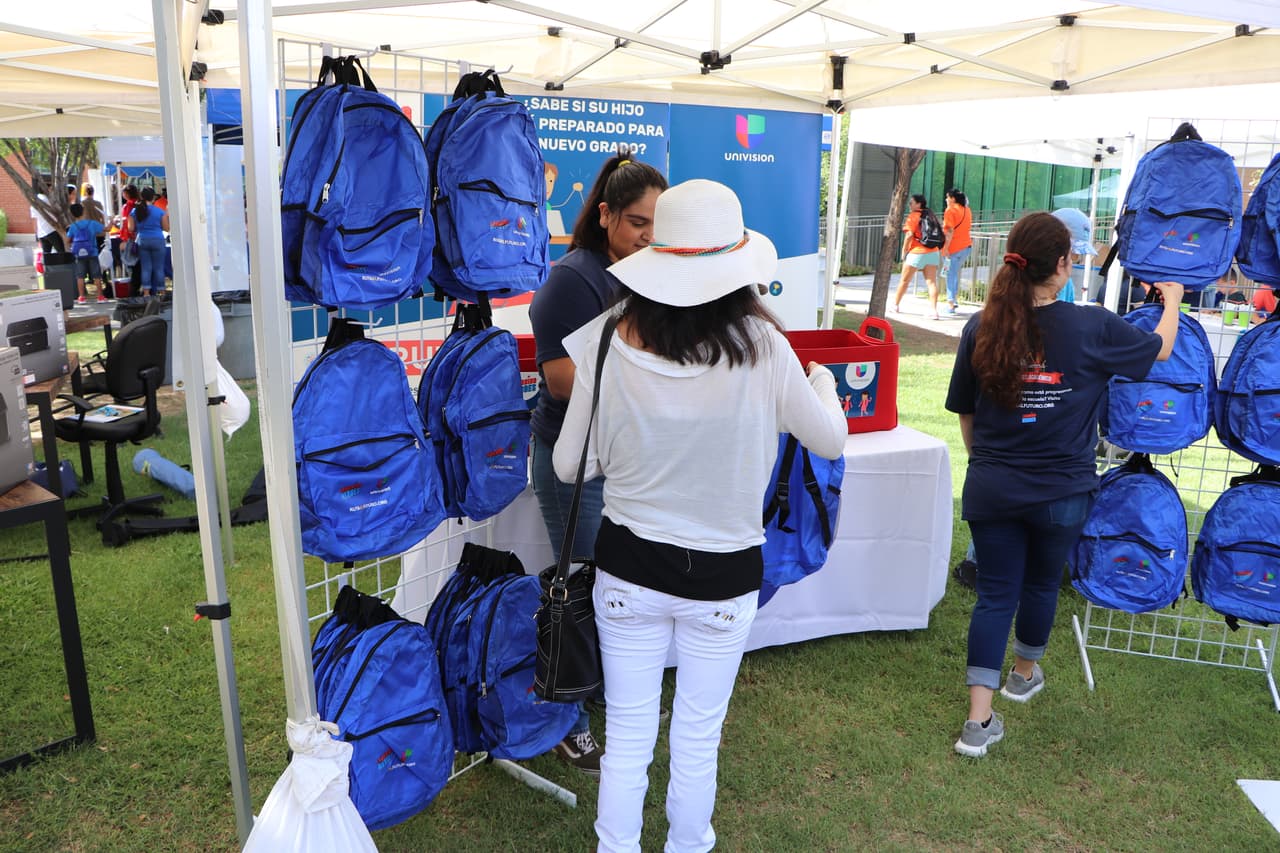 Los asistentes recibieron volantes, un libro de actividades, una bolsa y materiales escolares. También pudieron inscribirse en el boletín de noticias.