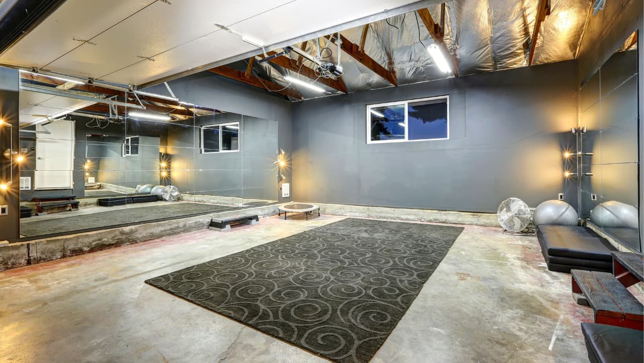 <b>Estás en una casa con sótano</b>: baja y aléjate de las ventanas. Póngase debajo de una protección resistente, como una mesa pesada o un banco de trabajo, o cúbrase con un colchón o una manta. Si sabe dónde hay objetos pesados en el piso de arriba, como un piano o refrigeradores, no pase por debajo de ellos. Podrían atravesar un piso debilitado. La protección de la cabeza como un casco es una buena idea.