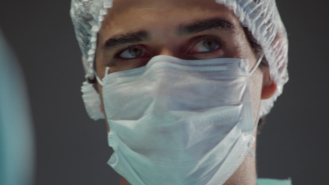 <b>Tiago</b> ha superado sus problemas de adicción y se ha convertido en médico. Gracias a ello salvó la vida de
<b>Zoe</b>, su media hermana, luego de que un preso le disparara.