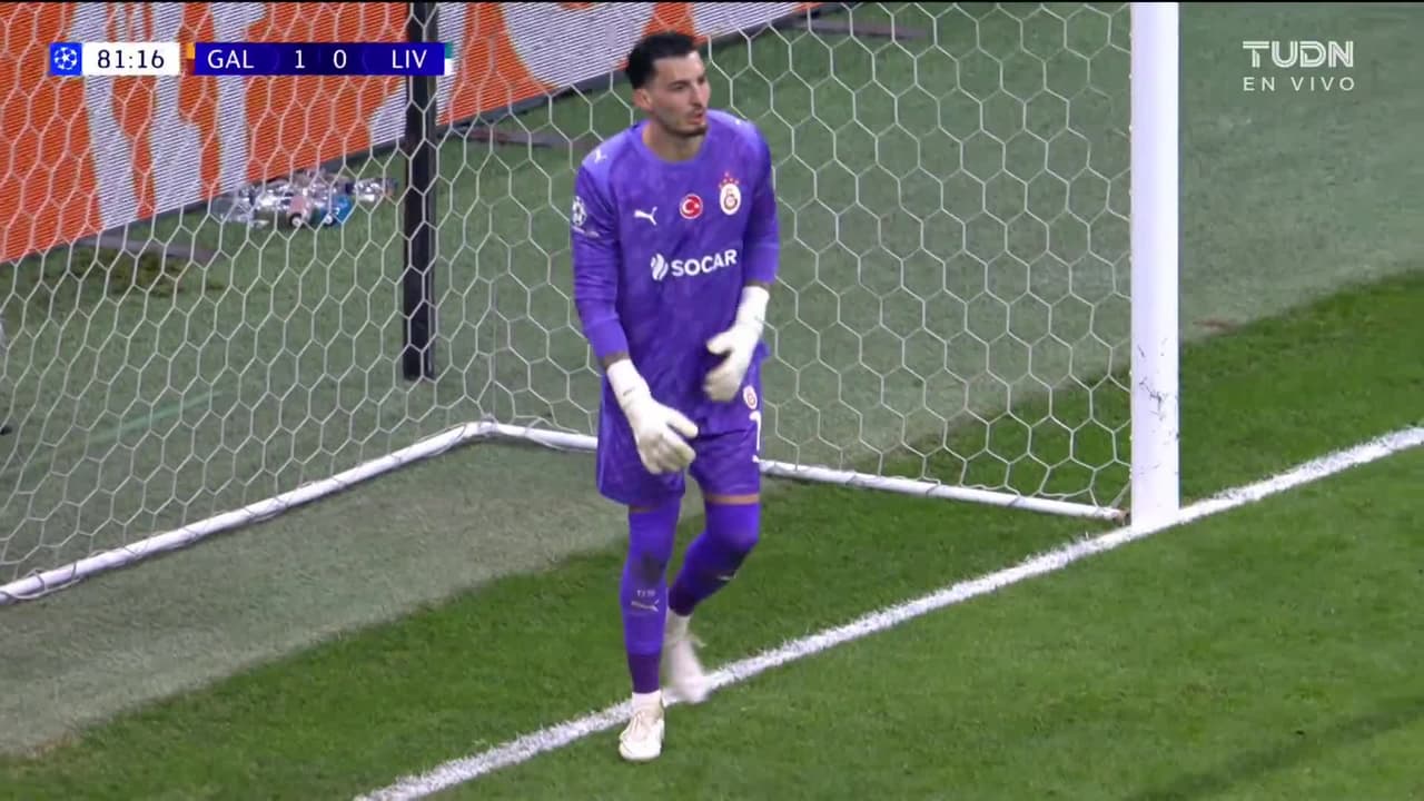 ¡TIRO ATAJADO! disparo por Victor Osimhen.