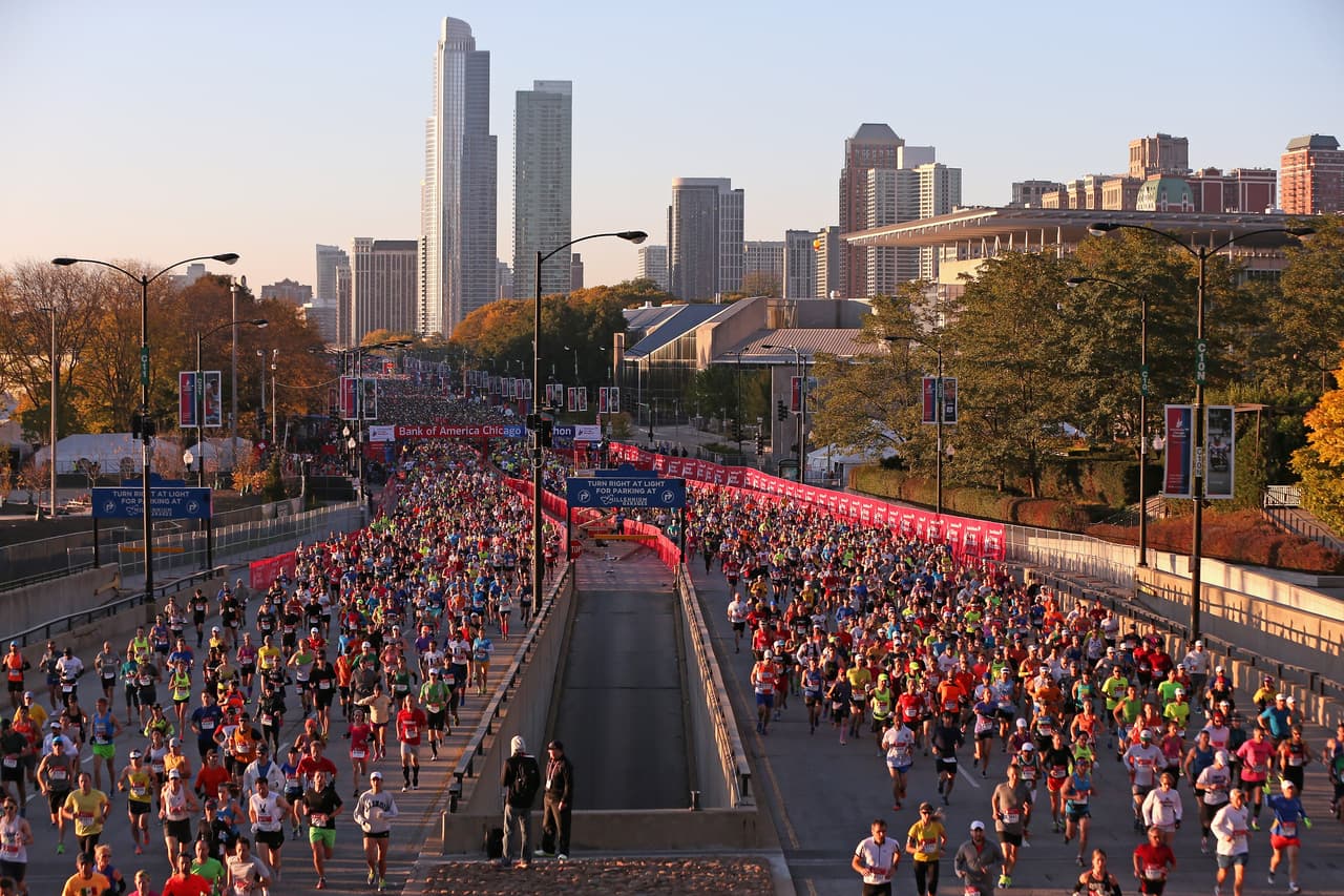<b>Cómo llegar: </b>El Bank of America Chicago Marathon comienza a las 7:30 am del domingo en Grant Park. Después de una larga gira por 29 barrios de Chicago, los corredores terminarán en el lado sur de Grant Park.
<b> </b>