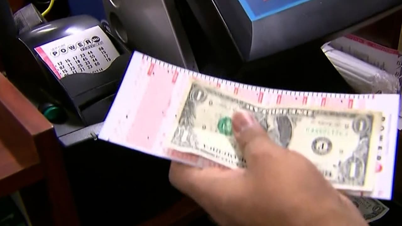 Cobra premio de $221 millones de dólares de Powerball; asegura que aún no sabe qué hará con el dinero