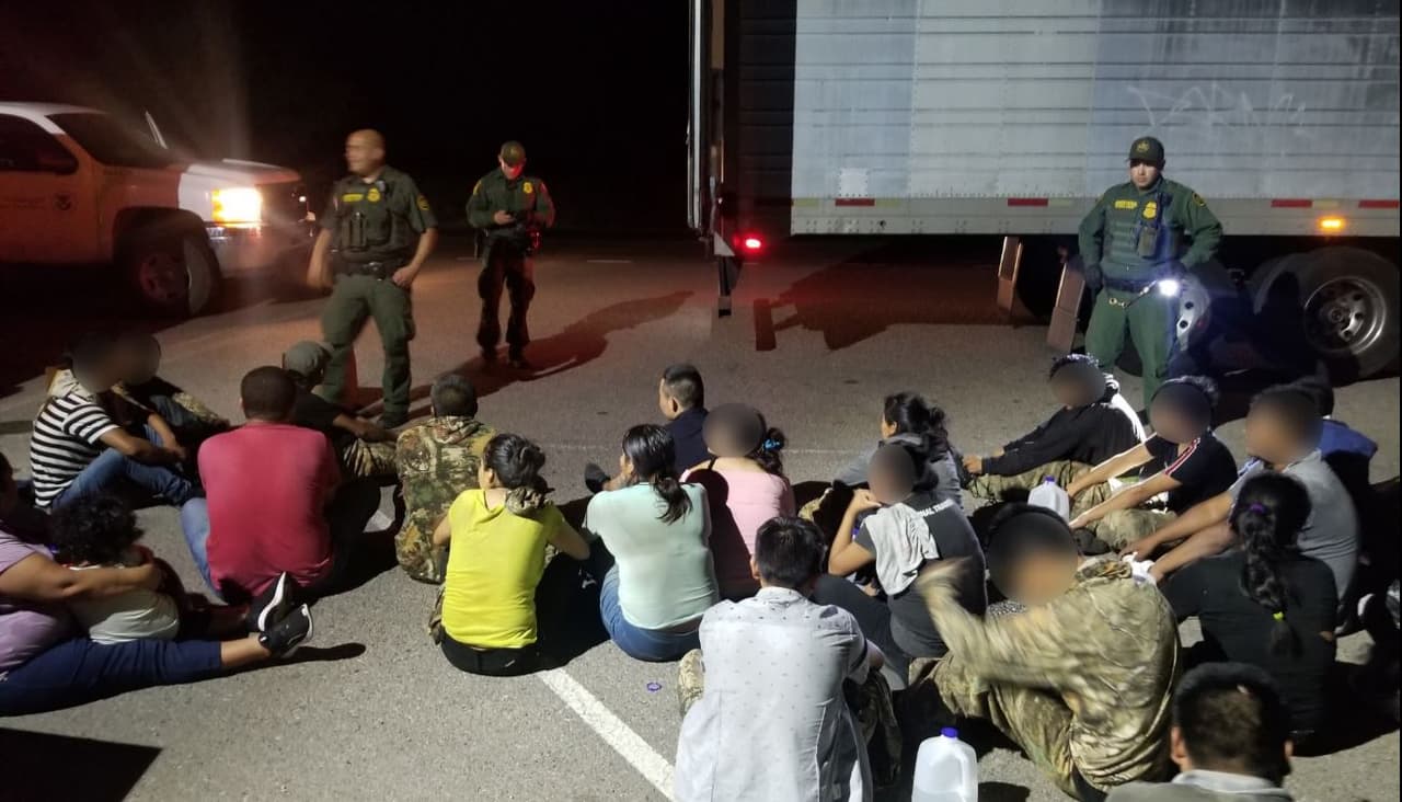 “Con la frontera más segura que nunca, los traficantes de personas sin escrúpulos encierran cada vez más a sus víctimas en remolques destinados para animales y objetos”, advierte esta agencia federal.