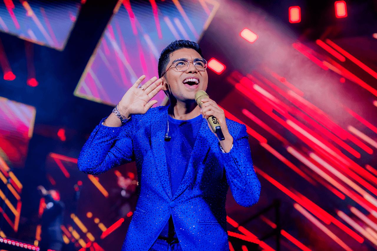 El estadio se transformó en una verdadera fiesta, con una producción impresionante que incluyó luces, pantallas, fuegos artificiales y drones que rodeaban el escenario en la zona sur.