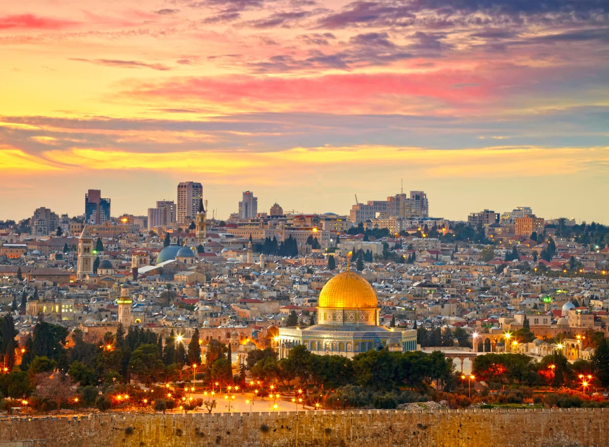 <b>24. Ciudad Vieja de Jerusalén.</b>
<br>
<br>Jerusalén es ciudad santa para el judaísmo, el cristianismo y el islam. Sus calles albergan 220 monumentos históricos. El 
<b>Muro de los Lamentos</b> delimita los barrios de las diferentes comunidades religiosas, y la rotonda de la Resurrección 
<b>en la Iglesia del Santo Sepulcro alberga la tumba de Cristo.</b>