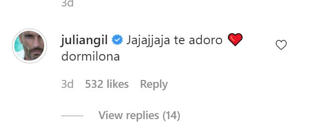 Él respondió: "Te adoro, dormilona".
<br>