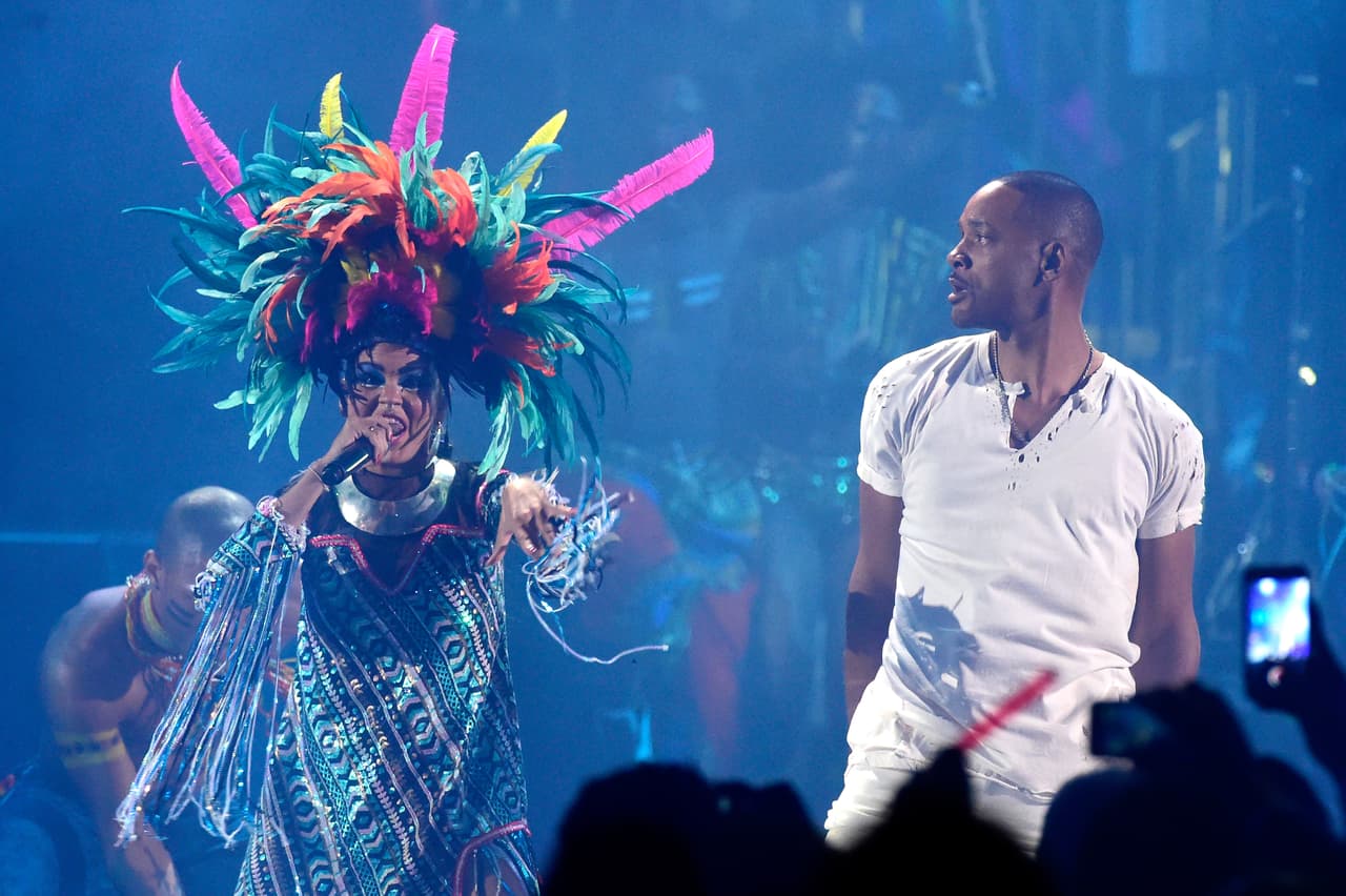 Esa noche hizo su debut en Latin GRAMMY sobre el escenario y regresó a la música para cantar con Bomba Estéreo el tema 'Fiesta'.