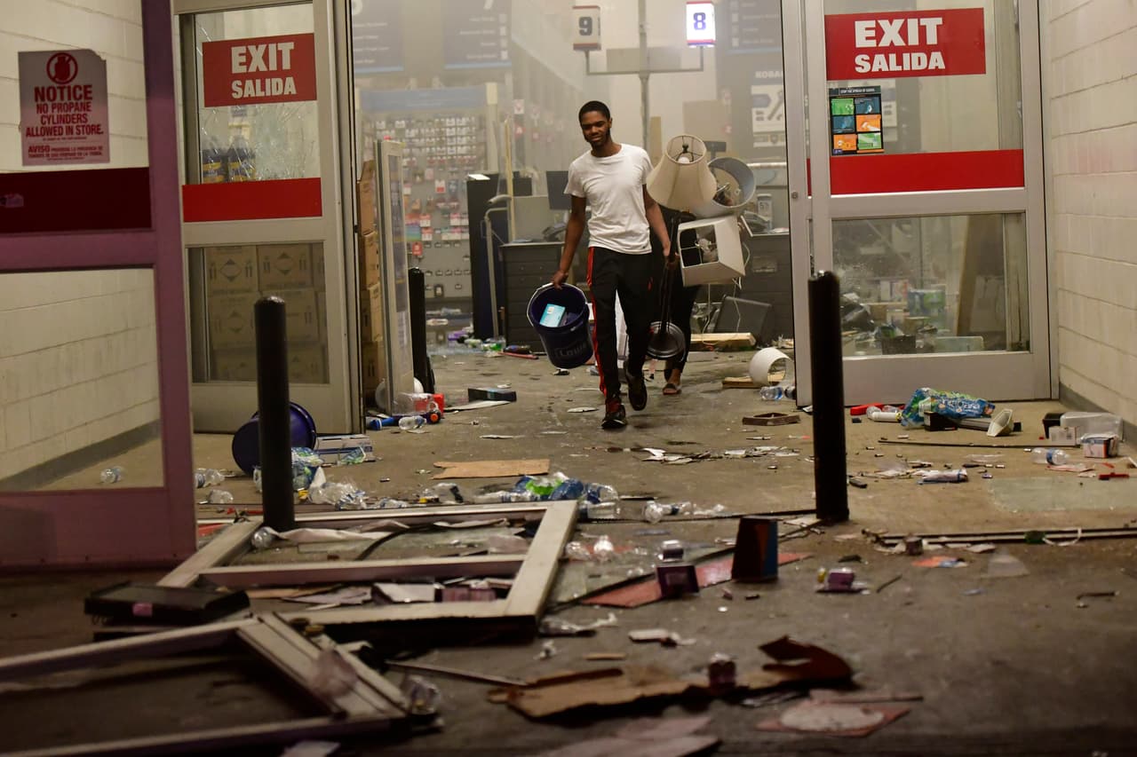 Los destrozos y saqueos se han reportado en toda la ciudad.