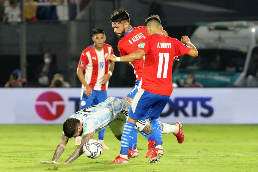 Argentina no logra batir las redes paraguayas y se conforman con el empate 0-0.