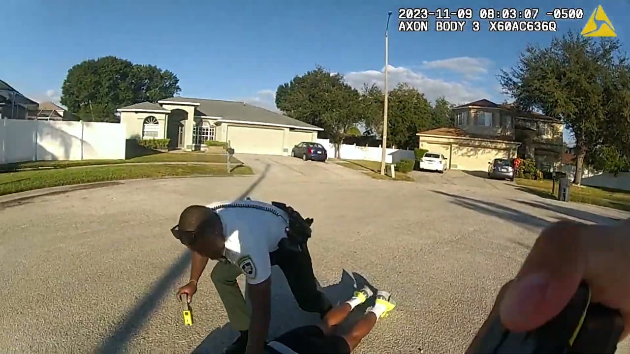 Otro oficial pone bajo custodia al hombre posteriormente.