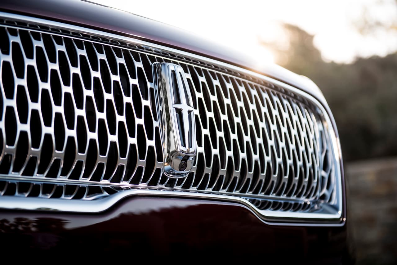 El cambio más parente el la adopción de un nuevo frontal dominado por una adaptación de la mismas parrilla que debutó el año pasado en los Lincoln MKZ y Continental, y que es ahora usada también por las camiontas MKC y Navigator.