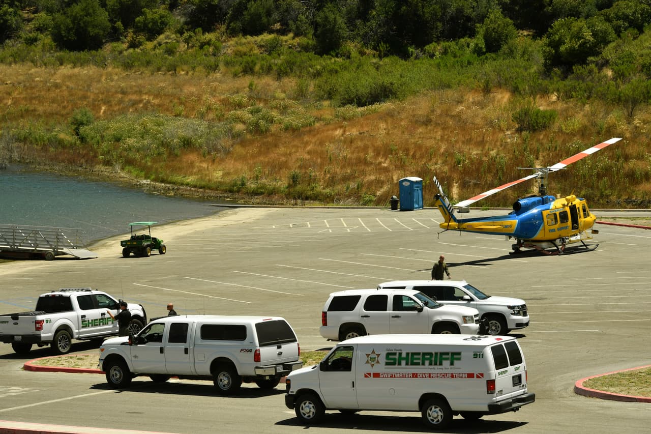 A pesar de utilizar helicópteros, drones y equipos de buceo, los equipos de rescate no han conseguido dar con el paradero de Rivera.