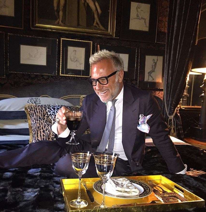 Con o sin traje y corbata, su bronceado salta a la vista.