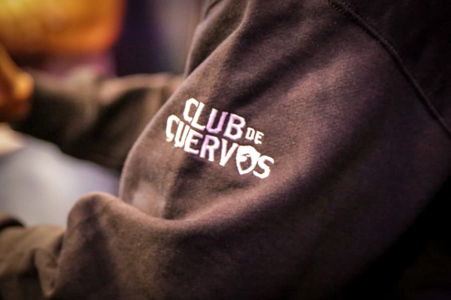 El actor mexicano Luis Gerardo Méndez nos presenta la primera serie original de Netflix en español “Club de Cuervos”.