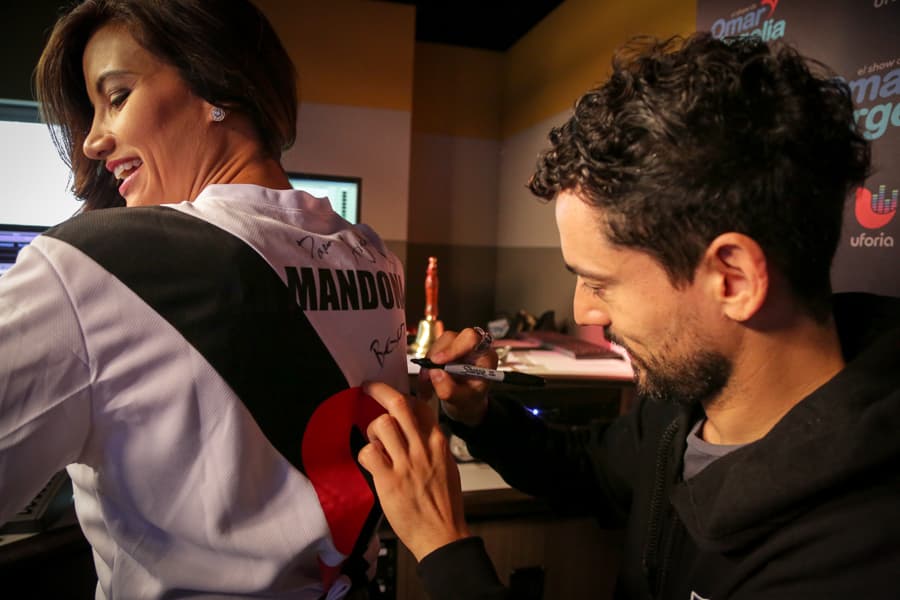 El actor mexicano Luis Gerardo Méndez nos presenta la primera serie original de Netflix en español “Club de Cuervos”.