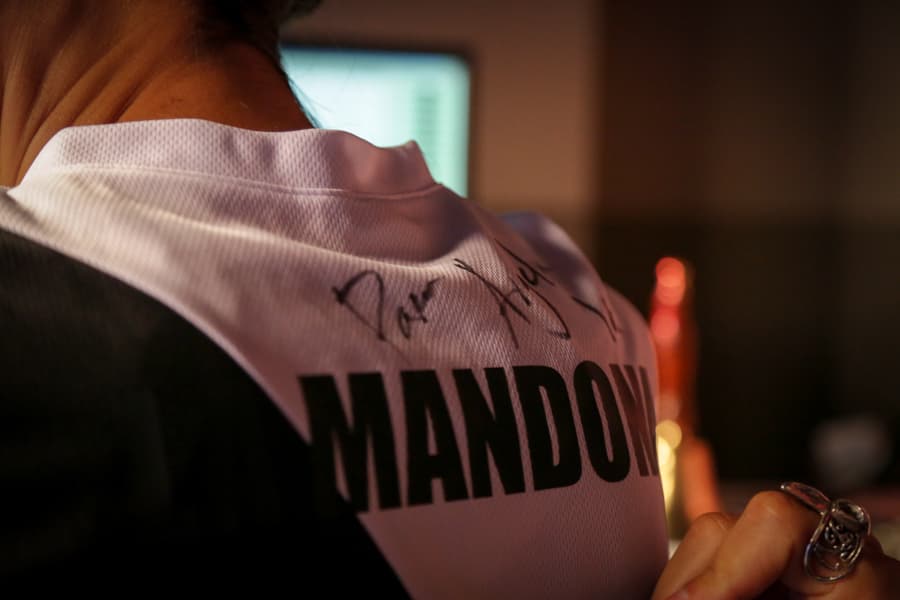 El actor mexicano Luis Gerardo Méndez nos presenta la primera serie original de Netflix en español “Club de Cuervos”.