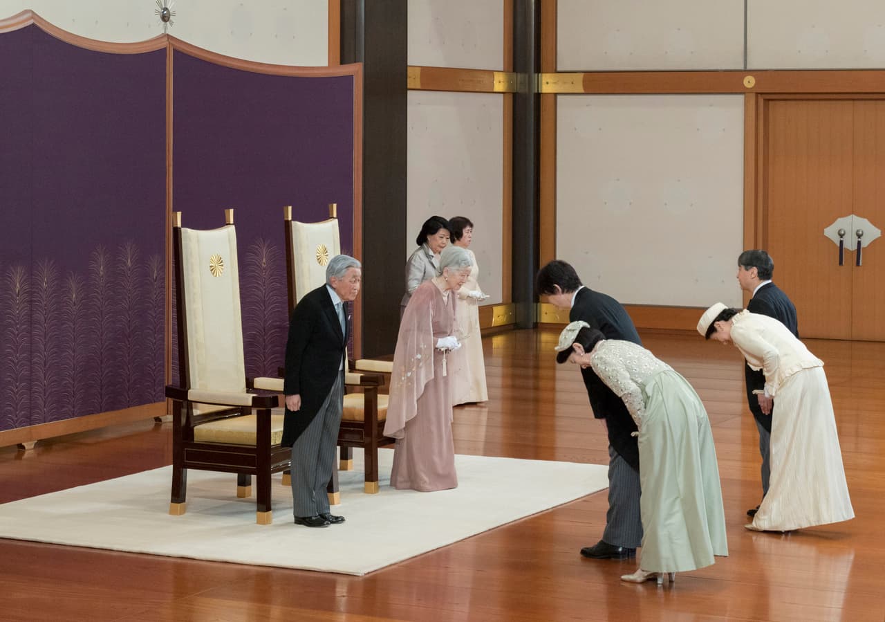 Y es que el gran temor de Masako parece estar cerca: este miércoles, en medio de una ceremonia tradicional, el emperador Akihito de 84 años (su suegro) abdicó al trono de Japón tras treinta años en el poder debido a su avanzada edad y problemas de salud.