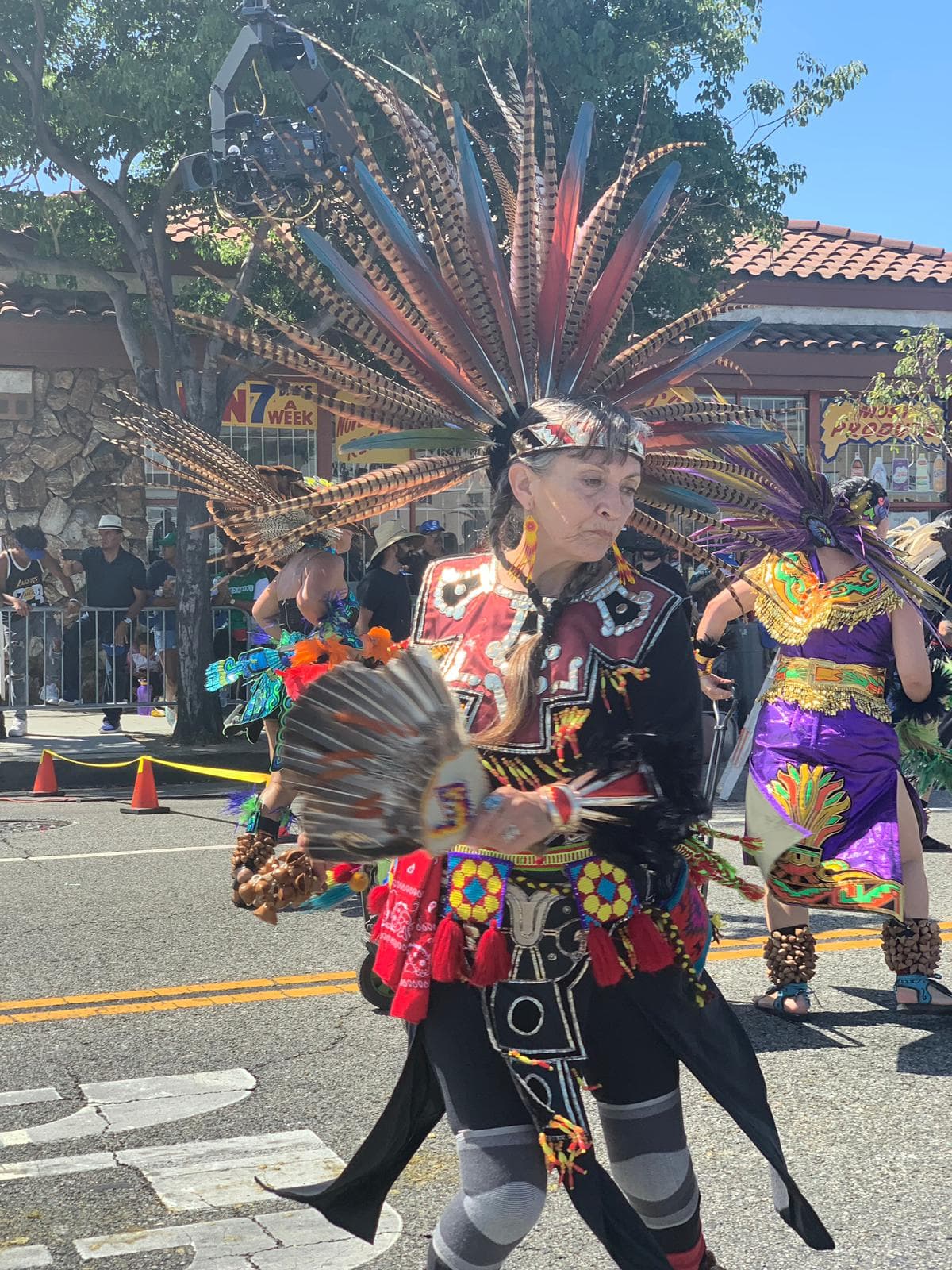 Los danzantes aztecas llenaron de color, plumas, música y mucha energia las calles del bulevar.