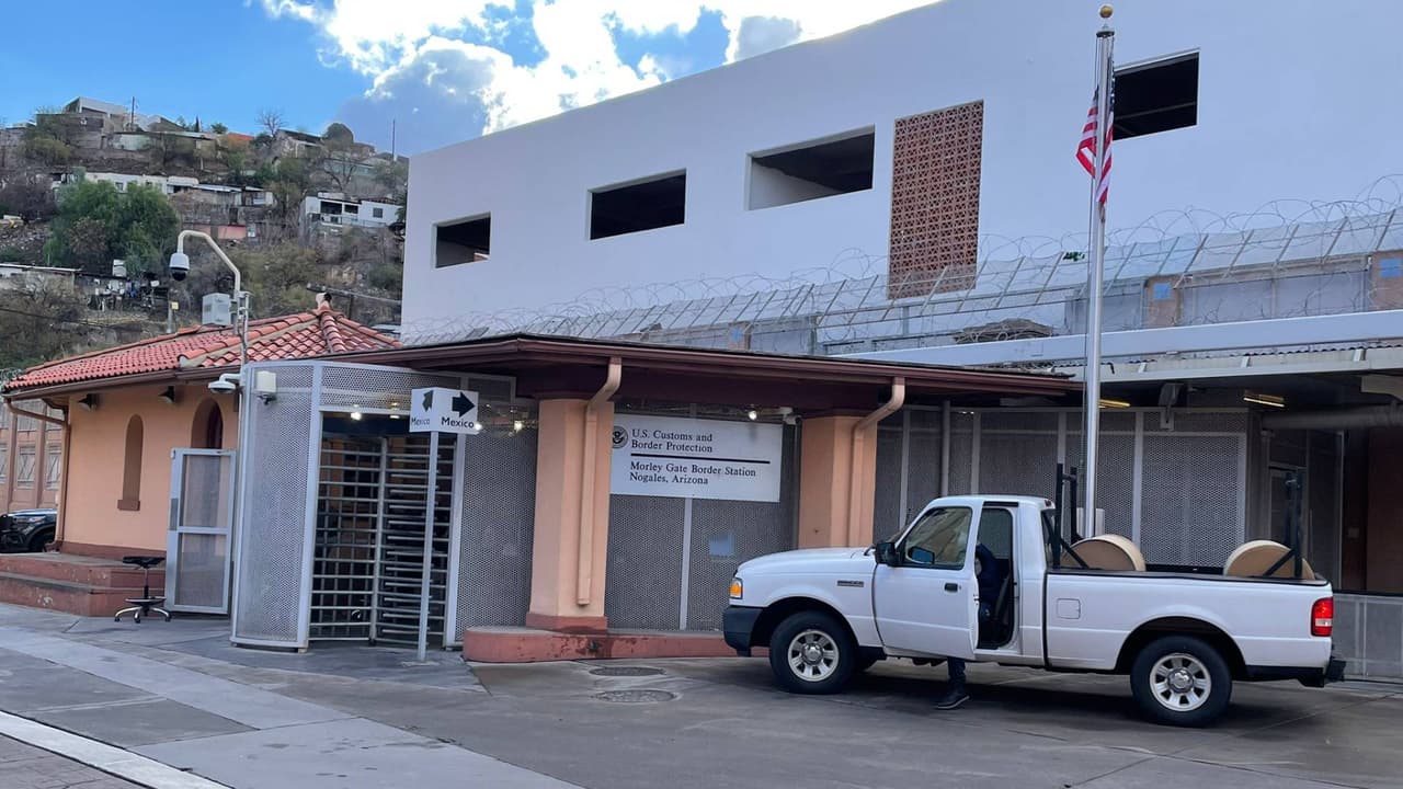 La reapertura de 
<b>Morley Gate, en Nogales</b> coincide con la reapertura del 
<b>puerto de entrada de <a href="https://www.univision.com/local/arizona-ktvw/reabriran-puerto-entrada-lukeville-arizona">Lukeville</a></b>, el cual permaneció cerrado tanto para peatones como vehículos durante un mes.