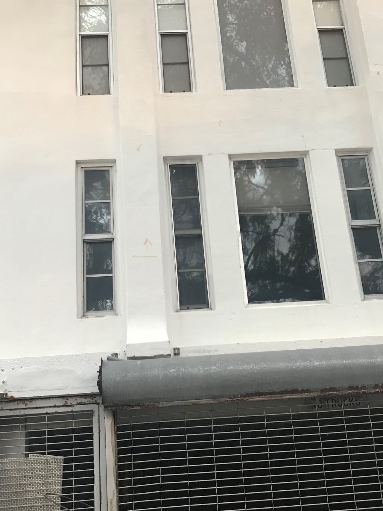 Edificio en Surfside donde se encuentra el apartamento que vendió el fiscal Alejandro Gertz Manero en 2015.