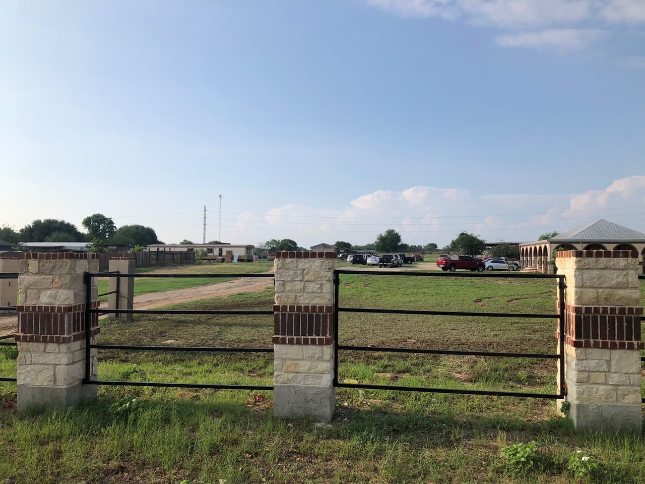 Los agentes también detuvieron a una mujer que parecía estar allí para recoger al conductor que huyó, dijo el alguacil. La mujer ha sido identificada como Agustina Jean Cabrera, de 50 años.
<br>
<br>En el condado Jackson, las autoridades encontraron alrededor de
<a href="https://www.univision.com/local/houston-kxln/hallan-decenas-inmigrantes-trailer-carretera-59-y-cr-202-condado-jackson?cache" target="_blank">100 inmigrantes indocumentados que intentaron darse a la fuga</a>.