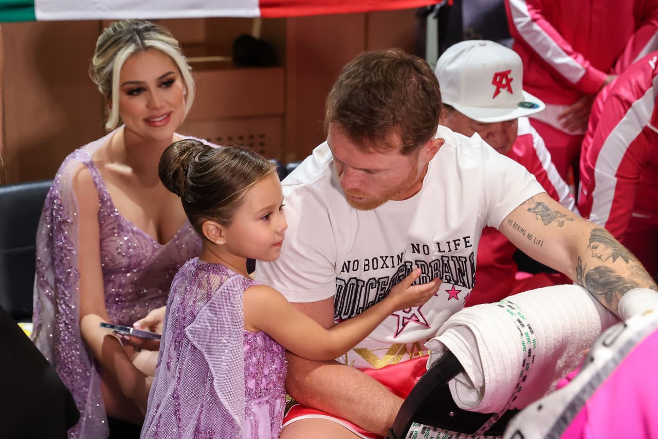 Canelo estuvo con su hija y esposa antes de la pelea.