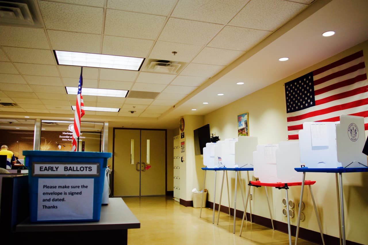 En la oficina electoral principal del estado de Maricopa, ubicada en el centro de Phoenix, Arizona, 75 votantes depositaron sus boletas tempranas este sábado 22 de octubre, según fuentes oficiales.