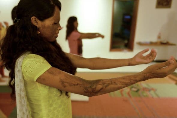 Varias supervivientes de violencia se prepararon para realizar los ejercicios.